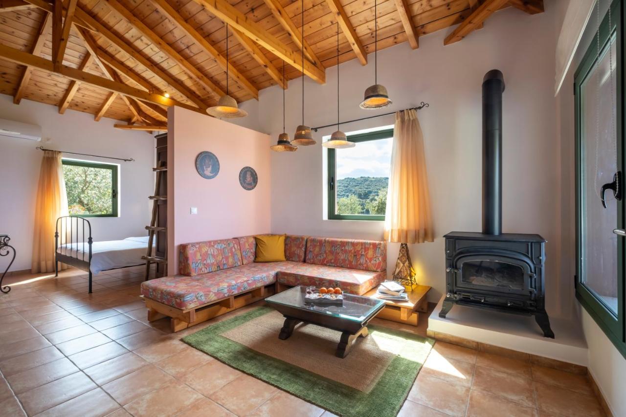 Chamaloni Cottages フィニクーダ エクステリア 写真